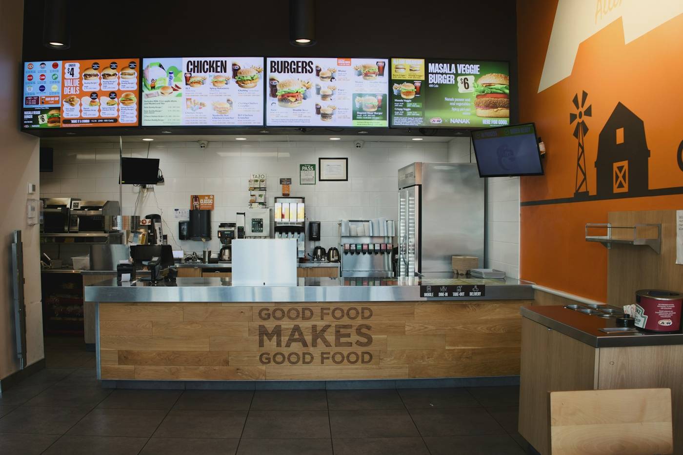 McDonald's thử nghiệm bán quảng cáo trên màn hình nhà hàng: nguồn thu mới và câu hỏi chia sẻ với bên nhận quyền